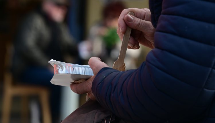 Γεύματα-σε-ωφελούμενους-του-Πολυδύναμου-Κέντρου-Αστέγων-του-δήμου-Αθηναίων