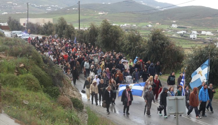 Υπό-καταρρακτώδη-βροχή-η-λιτανεία-της-Ιεράς-Εικόνος-της-Παναγίας-Τουρλιανής-στη-Μύκονο