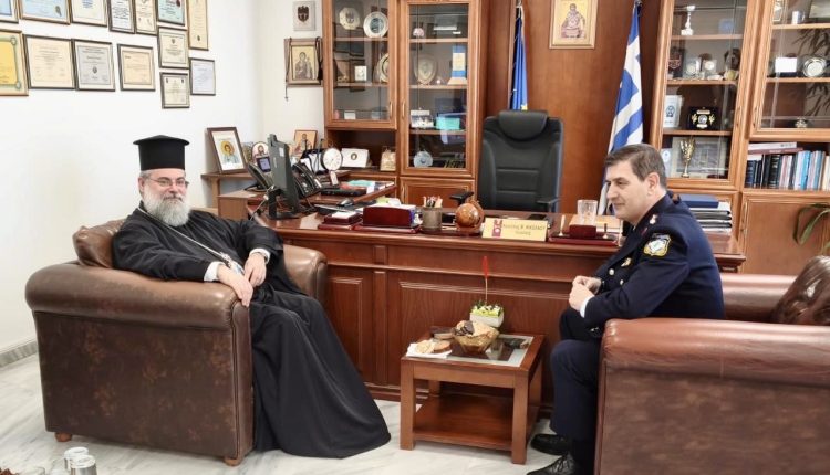 Επίσκεψη-του-Μητροπολίτη-Κυδωνίας-Τίτου-στο-Αστυνομικό-Διευθυντή-Χανίων