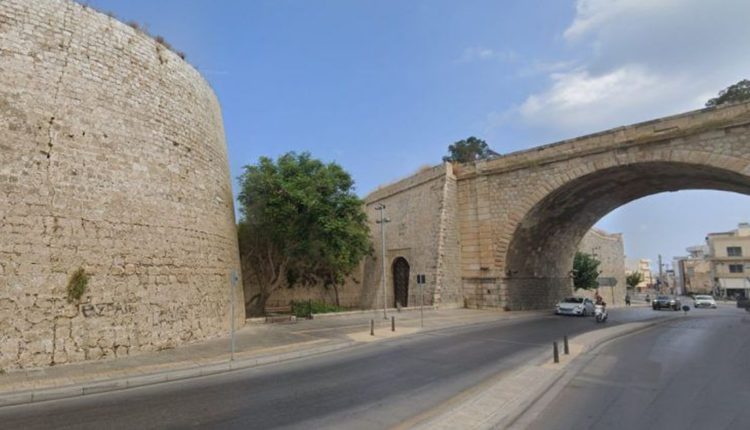 Ηράκλειο:-Δεν-τα-κατάφερε-ο-94χρονος-που-έπεσε-από-τα-Ενετικά-Τείχη-–-Πως-συνέβη-το-δυστύχημα