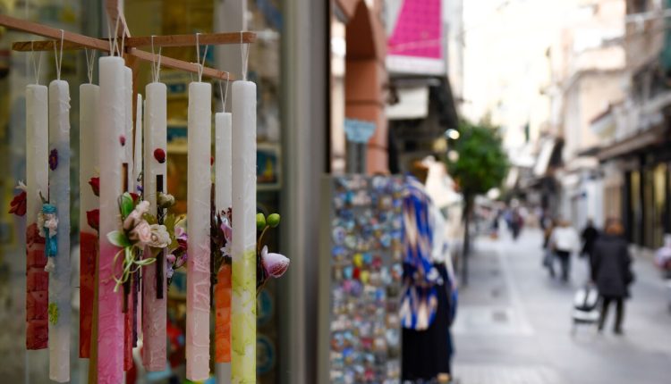 Το-ωράριο-των-καταστημάτων-τη-Μεγάλη-Εβδομάδα-–-Ανοιχτά-και-την-Κυριακή