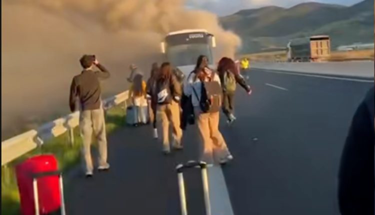 Φωτιά-σε-λεωφορείο-του-ΚΤΕΛ-Καρδίτσας-–-Έντρομοι-τρέχουν-οι-επιβάτες,-δείτε-βίντεο