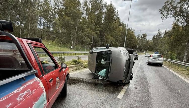 Σοκαριστικό-τροχαίο-στην-Αρτέμιδα:-Αυτοκίνητο-πέρασε-διαχωριστικό-και-αναποδογύρισε-στη-μέση-του-δρόμου