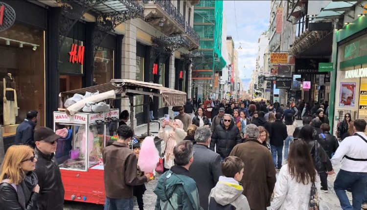 Κυριακή-με-ανοιχτά-καταστήματα:-Γεμάτη-η-Ερμού-και-οι-εμπορικοί-δρόμοι-–-Το-εορταστικό-ωράριο-για-το-Πάσχα