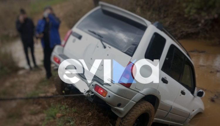 Σοκαριστικό-τροχαίο-στην-Εύβοια:-Τζιπ-βρέθηκε-σε-ρέμα-–-Οι-τέσσερις-επιβάτες-σώθηκαν-την-τελευταία-στιγμή