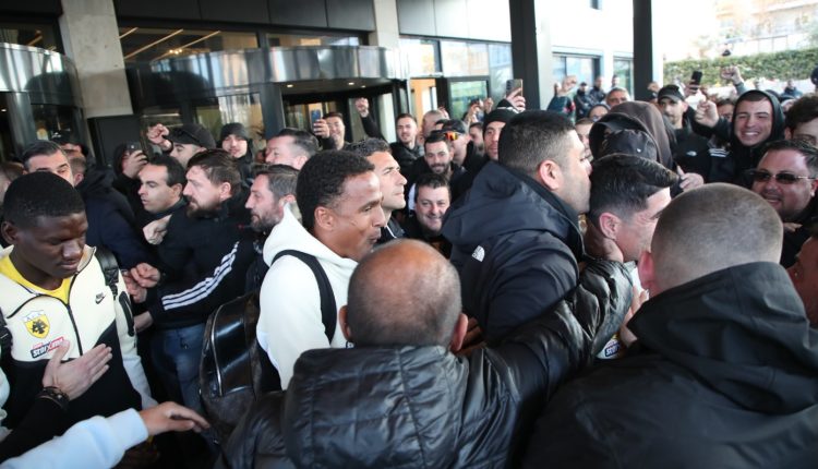 ΑΕΚ:-Σύνθημα-νίκης-από-τους-οπαδούς-στο-ξενοδοχείο-πριν-την-αναχώρηση-για-Καραϊσκάκη