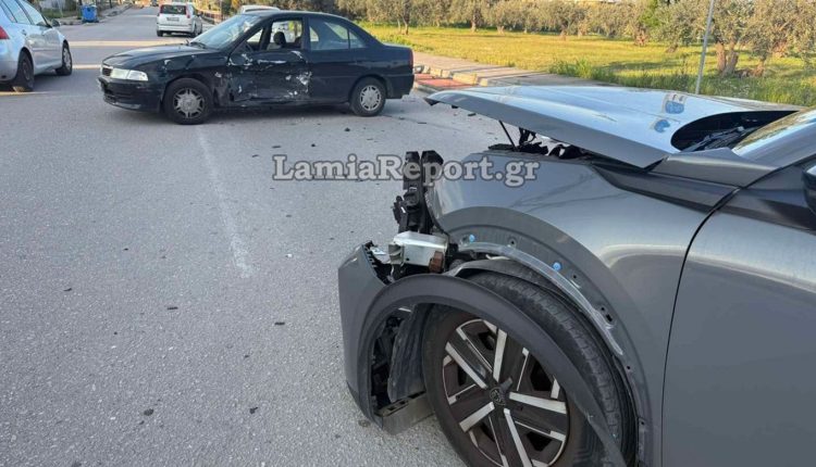 Τρομακτικό-τροχαίο-στη-Λαμία:-Παππούς-και-εγγονός-τραυματίστηκαν-όταν-αυτοκίνητο-παραβίασε-stop-και-τους-εμβόλισε