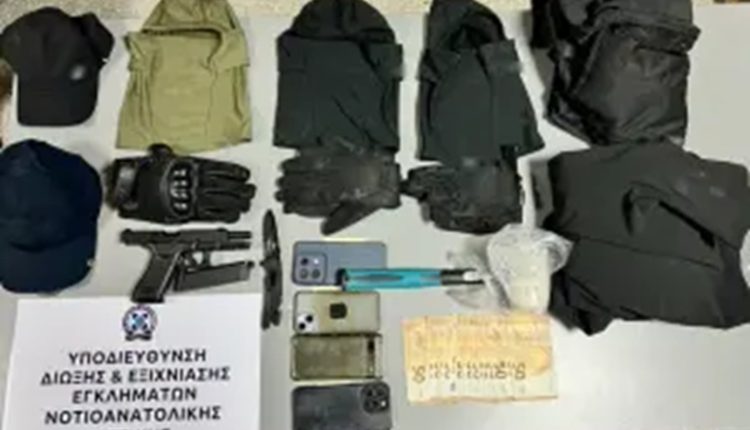 Με-σφυρί,-μαχαίρι-και-αεροβόλο-απείλησαν-αστυνομικούς-στη-Γλυφάδα-–-Συνελήφθησαν-τρία-άτομα