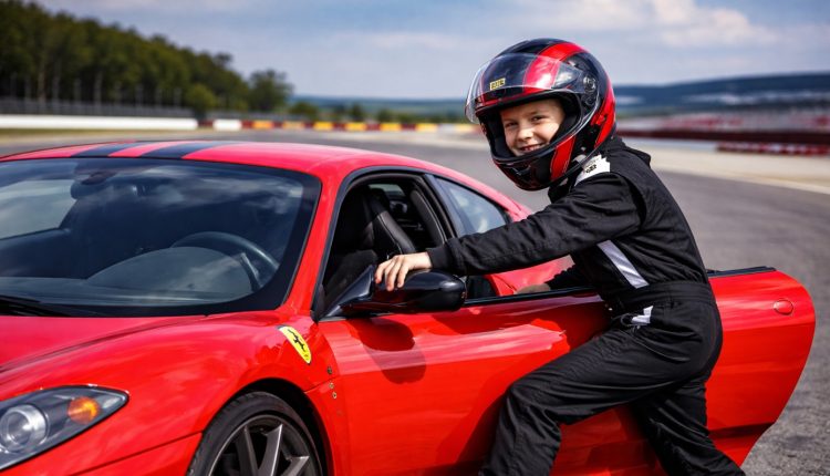 Αυτά-είναι-τα-πιο-πρωτότυπα-δώρα-για-βαφτιστήρια!-Από-οδήγηση-ferrari-σε-πίστα,-με-ειδικά-πεντάλ-για-παιδιά,-έως-και…-  