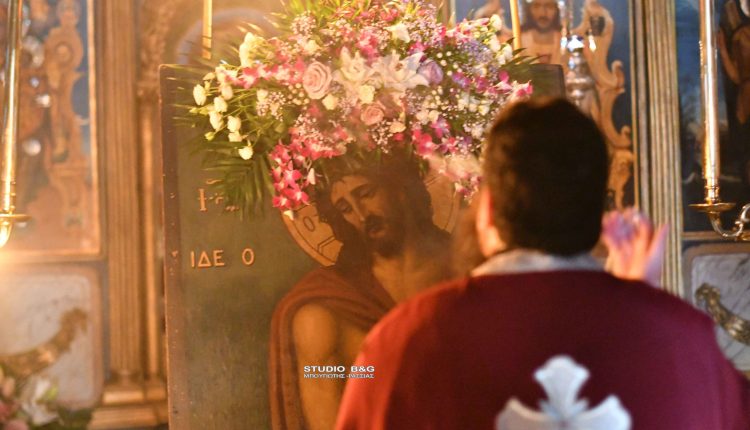 Ναύπλιο:-Σε-κλίμα-κατάνυξης-η-περιφορά-του-Νυμφίου-στον-ιστορικό-ναό-του-Αγίου-Νικολάου