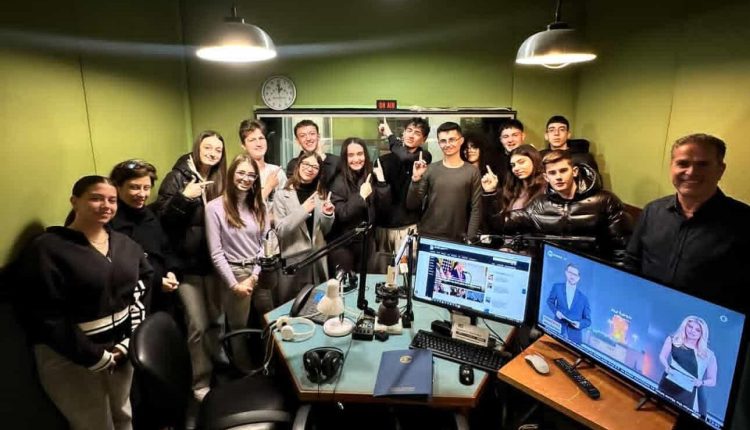 Πάτρα:-Επίσκεψη-της-ομάδας-epas-του-13ου-ΓΕΛ-στην-ΕΡΤ-Πάτρας-για-την-παραπληροφόρηση