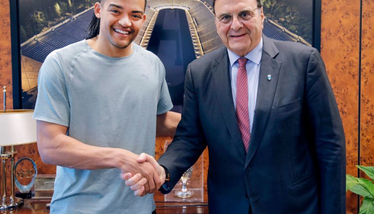 h-Ελληνική-Ολυμπιακή-Επιτροπή-επιβραβεύει-τον-Εμμανουήλ-Καραλή