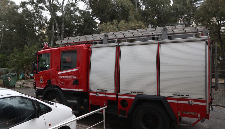 Τέθηκε-υπό-έλεγχο-η-φωτιά-σε-εγκαταλελειμμένο-εργοστάσιο-στην-Εθνική-Οδό-Θεσσαλονίκης-Μουδανιών