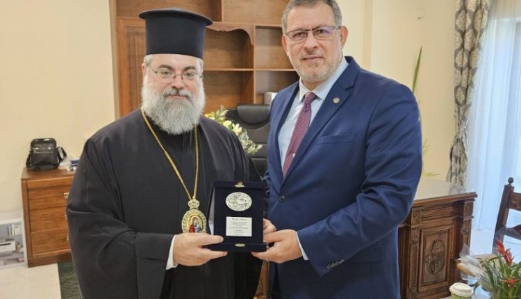 Επίσκεψη-του-Προέδρου-του-Παγκοσμίου-Συμβουλίου-Κρητών-στον-Μητροπολίτη-Κυδωνίας-Τίτο