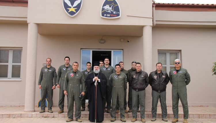 Την-115-Πτέρυγα-Μάχης-επισκέφθηκε-ο-Μητροπολίτης-Κυδωνίας-Τίτος