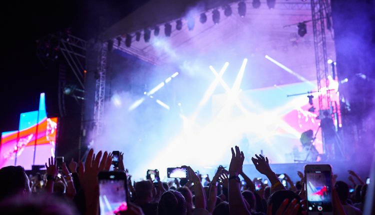 Τεχνητή-νοημοσύνη-και-μουσική-βιομηχανία:-Τι-αλλάζει-σήμερα-σε-δικαιώματα,-έσοδα-και-δημιουργία