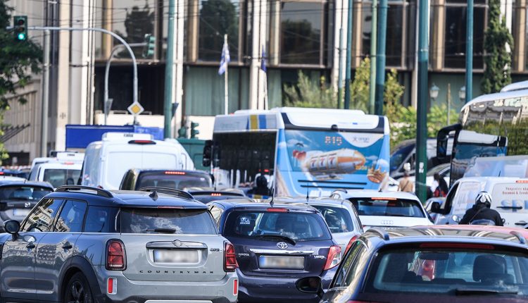 Κίνηση-τώρα:-Χάος-από-νωρίς-το-πρωί-στους-δρόμους-της-Αττικής-–-«Κατακόκκινος»-ο-Κηφισός