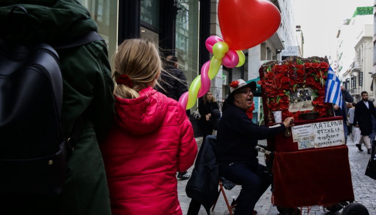 Ο-άνθρωπος-με-τη-λατέρνα:-Ο-κ.-Σπύρος-κρατά-ζωντανή-τη-«ψυχή»-της-Ερμού-με-Χατζηδάκη-και-Θεοδωράκη-επί-26-χρόνια