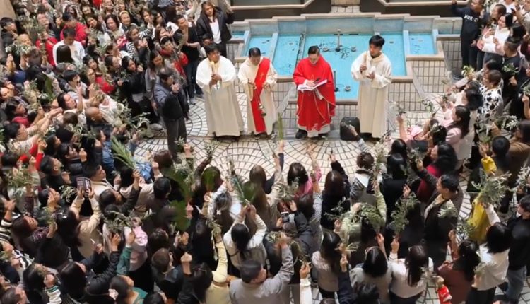 «Ωσαννά»-στη-στοά-της-Τρικούπη:-Η-διαφορετική-Κυριακή-των-Βαΐων-των-Καθολικών-Φιλιππινέζων-της-Αθήνας