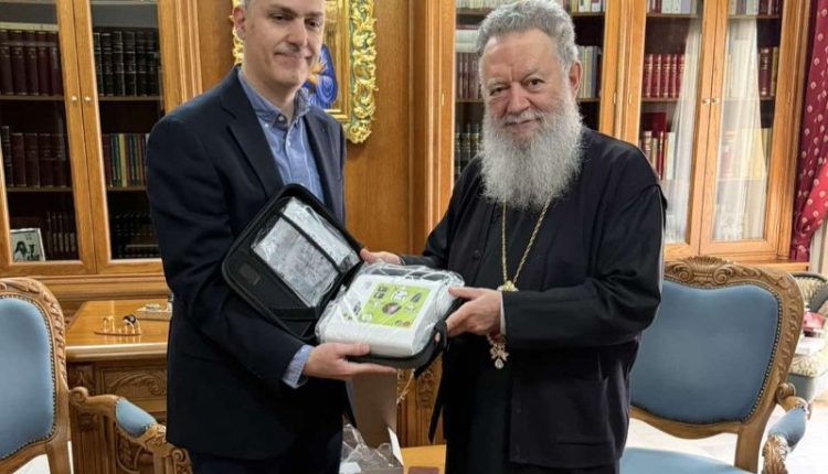 Δωρεά-απινιδωτή-στις-κατασκηνώσεις-της-Ιεράς-Μητροπόλεως-Χαλκίδος