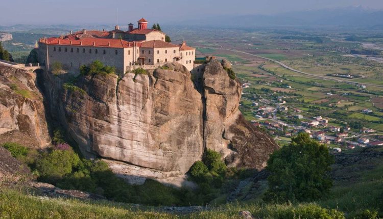 Γυναίκα-έπεσε-από-τα-βράχια-μοναστηριού-στα-Μετέωρα