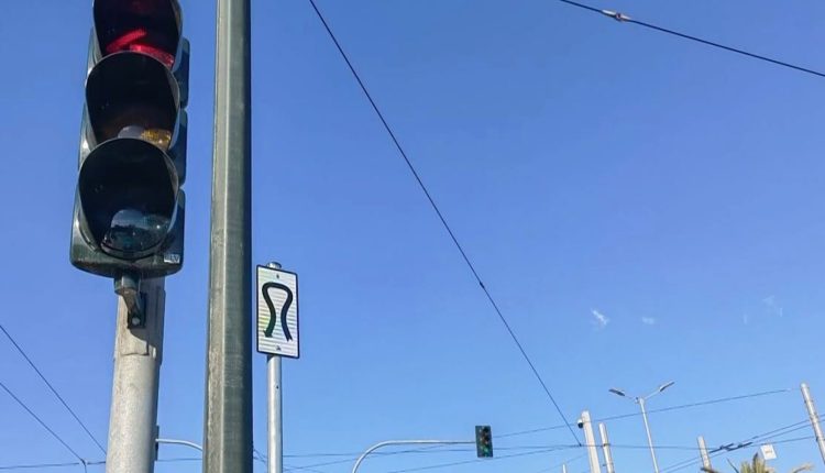 Αυτή-είναι-η-νέα-πινακίδα-που-δεν-έχετε-ξαναδεί-στο-κέντρο-της-Αθήνας