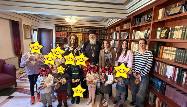 Επίσκεψη-παιδιών-από-Βρεφονηπιακό-Σταθμό-και-ΚΔΑΠ-στον-Μητροπολίτη-Κερκύρας
