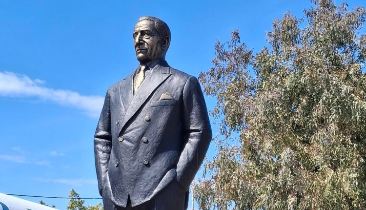 Με-λαμπρότητα-και-συγκίνηση-έγιναν-τα-επίσημα-αποκαλυπτήρια-του-ανδριάντα-του-Αριστοτέλη-Ωνάση-στο-Ελληνικό