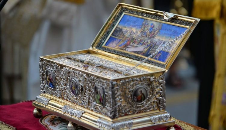 Η-Τιμία-Ζώνη-της-Θεοτόκου-στο-Βελιγράδι-κατά-την-εορτή-της-Αναλήψεως