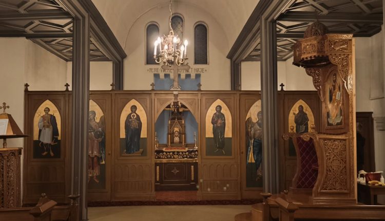 Τοποθέτηση-τέμπλου-στην-ενορία-της-Δανίας