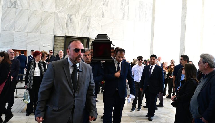 Τελευταίο-αντίο-στον-γιο-της-Θεανώς-Φωτίου,-Βασίλη-Ρίζο,-που-πέθανε-στα-49-του-–-Συγκλονισμένη-η-οικογένειά-του