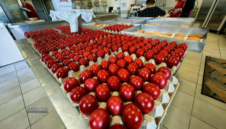 Εκατοντάδες-κόκκινα-αυγά-και-κουλούρια-για-το-συσσίτιο-στον-ΙΝ.-Ευαγγελιστρίας-Ναυπλίου