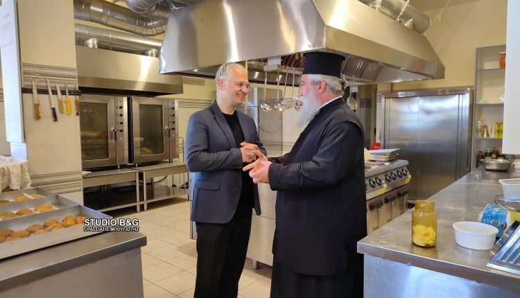 Επίσκεψη-του-Περιφερειάρχη-Πελοποννήσου-στη-δομή-του-Συσσιτίου-Ευαγγελιστρίας-στο-Ναύπλιο