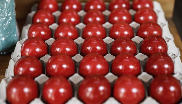 Πότε-βάφουμε-τα-αυγά-κόκκινα-–-Τι-συμβολίζει-το-τσούγκρισμα