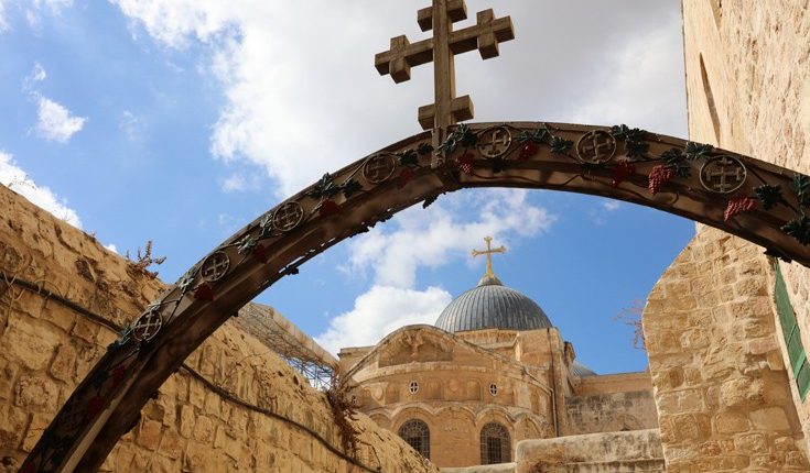 Ανοίγουν-σήμερα-Μ-Πέμπτη-οι-Άγιοι-Τόποι-–-Στα-Ιεροσόλυμα-το-m.-Σάββατο-η-ελληνική-αποστολή-για-το-Άγιος-Φως