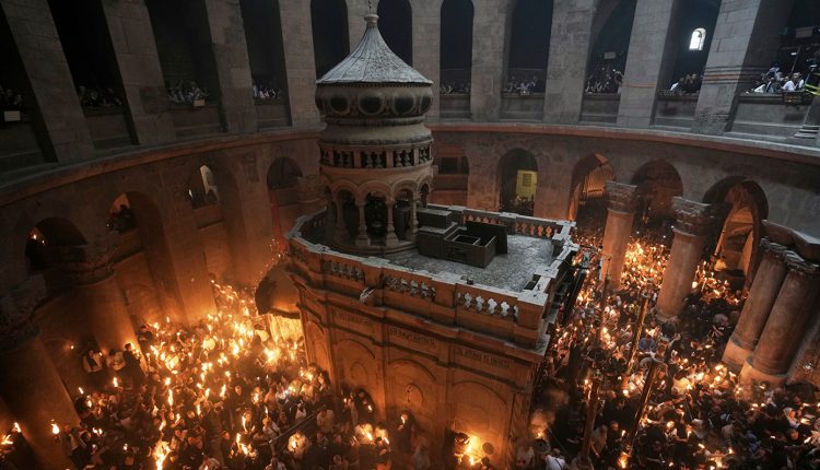 tι-ώρα-θα-φτάσει-σε-όλη-την-Ελλάδα-το-Άγιο-Φως-–-Αναλυτικά-οι-πτήσεις