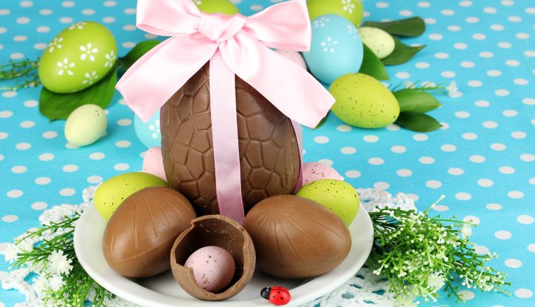 Αβγά-γίγας,-Ακύλας-και-πρωτότυπες-λαμπάδες-–-Το-Πάσχα-στην-αγορά-της-Θεσσαλονίκης