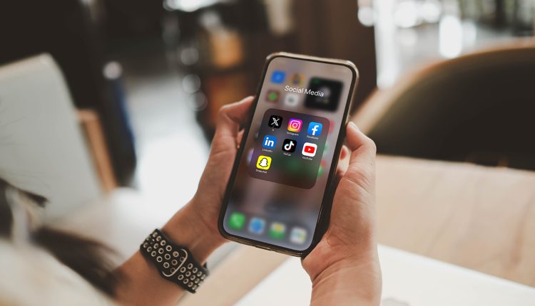 Απαγόρευση-χρήσης-των-social-media-σε-παιδιά-κάτω-των-15:-Υψηλά-πρόστιμα-στις-πλατφόρμες-που-δεν-θα-συμμορφωθούν-–-Πώς-θα-μπει-ο-ηλικιακός-«κόφτης»