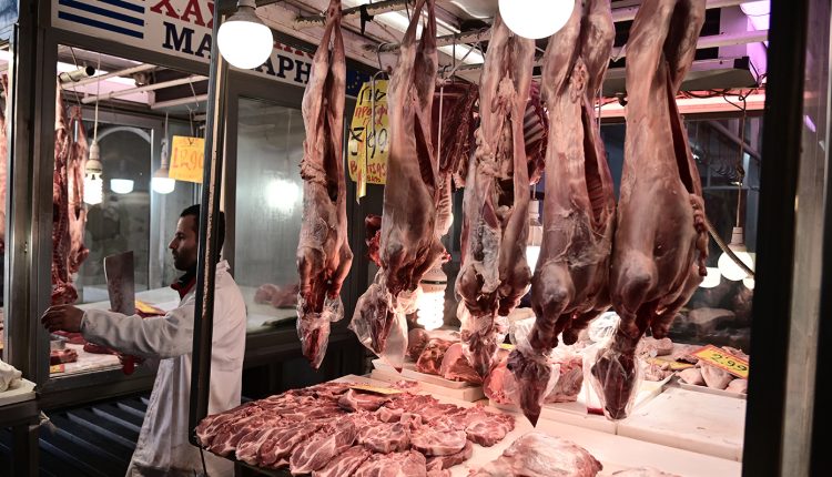 Ακριβό-το-έθιμο:-Αρνί-και-κατσίκι-στα-ύψη-–-Πόσο-πωλούνται-εισαγώμενα-και-ντόπια-κρέατα