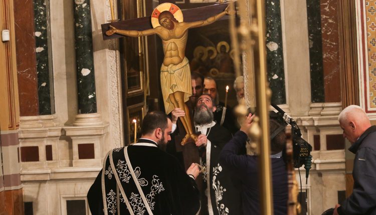 Μεγάλη-Πέμπτη:-Η-ακολουθία-των-Παθών,-η-Σταύρωση-και-τα-12-Ευαγγέλια