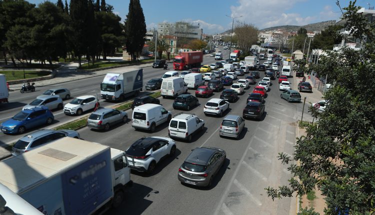 Κίνηση-τώρα:-Μποτιλιάρισμα-και-καθυστερήσεις-λόγω-της-εξόδου-του-Πάσχα-σε-Κηφισό,-Αθηνών-Κορίνθου-και-Αττική-Οδό