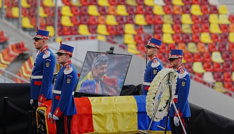 Ραζβάν-Λουτσέσκου:-Δίπλα-στο-φέρετρο-του-πατέρα-του-για-πάνω-από-24-ώρες