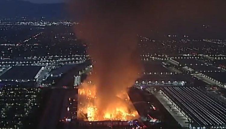 Φωτιά-σε-αποθήκη-χαρτικών:-Κίνδυνος-για-ελλείψεις-σε-χαρτί-υγείας-και-πάνες-μετά-την-ολοσχερή-καταστροφή-στην-Καλιφόρνια