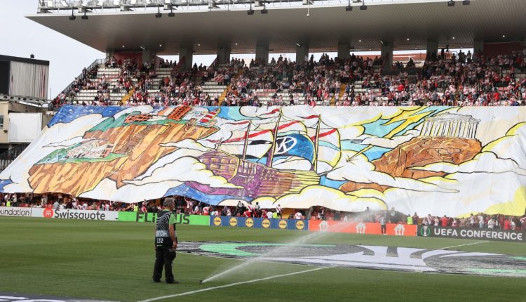 Ράγιο-Βαγιεκάνο-–-ΑΕΚ:-Μεγάλο-πανό-με…-πειρατικό-πλοίο-και-Παρθενώνα-από-τους-Ισπανούς