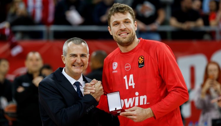 Χάποελ-Τελ-Αβίβ-–-Ολυμπιακός:-Ο-Βεζένκοβ-βραβεύτηκε-από-τον-υπουργό-Αθλητισμού