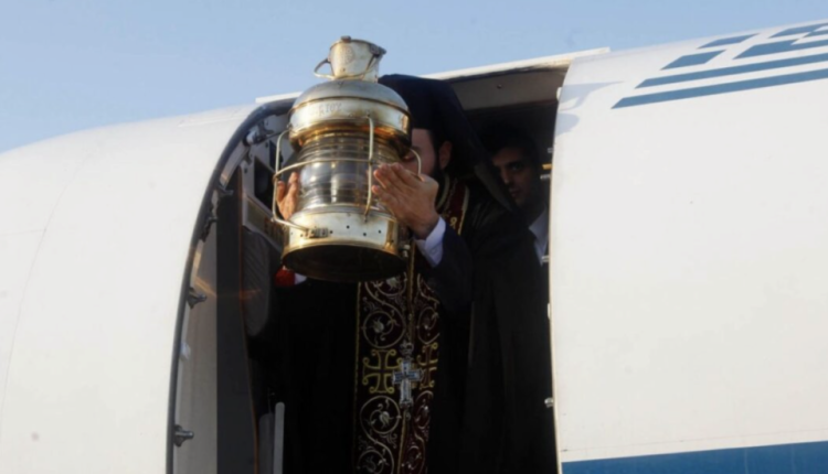 Με-δύο-πτήσεις-η-μεταφορά-του-Αγίου-Φωτός-στην-Κρήτη-το-Μεγάλο-Σάββατο