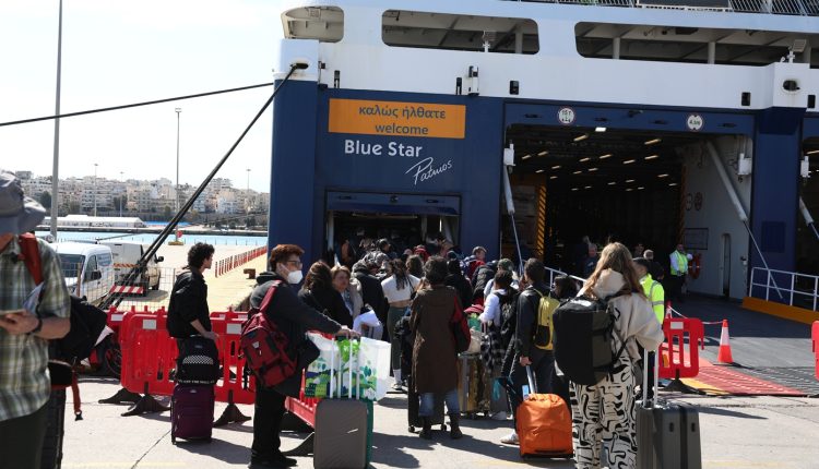 Κορυφώνεται-σήμερα-η-έξοδος-του-Πάσχα:-Πάνω-από-20.000-επιβάτες-αναχωρούν-με-πλοία-–-Αυξημένη-κίνηση-σε-εθνικές-οδούς-και-ΚΤΕΛ
