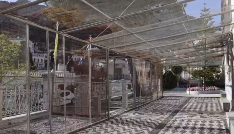 Ολοκληρώθηκε-η-τοποθέτηση-συρματοπλεγμάτων-στη-Χίο-για-το-έθιμο-του-«ρουκετοπόλεμου»-–-Καλύφθηκαν-οι-εκκλησίες-και-τα-τριγύρω-σπίτια