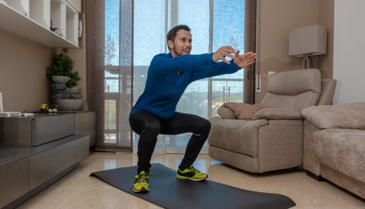 Θέλετε-να-ξεκινήσετε-τη-γυμναστική-στο-σπίτι;-Αυτές-οι-5-ασκήσεις-αποτελούν-τη-βάση