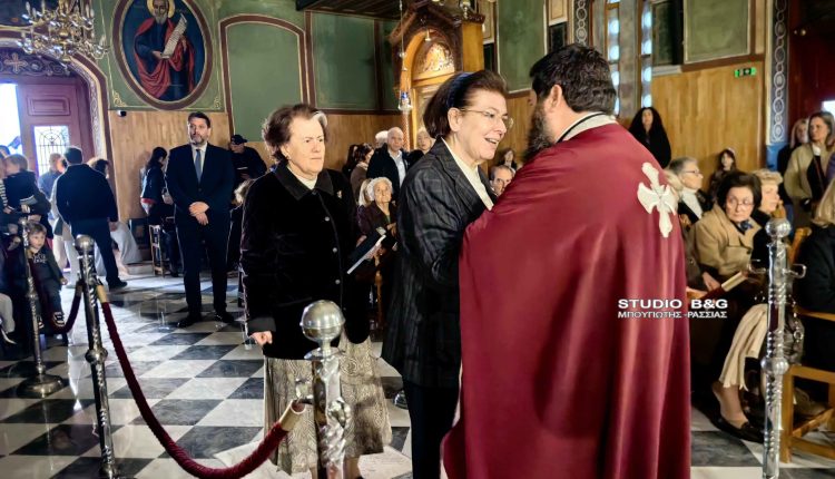 Η-Υπουργός-Πολιτισμού-στην-Ακολουθία-των-Παθών-στον-Άγιο-Νικόλαο-Ναυπλίου